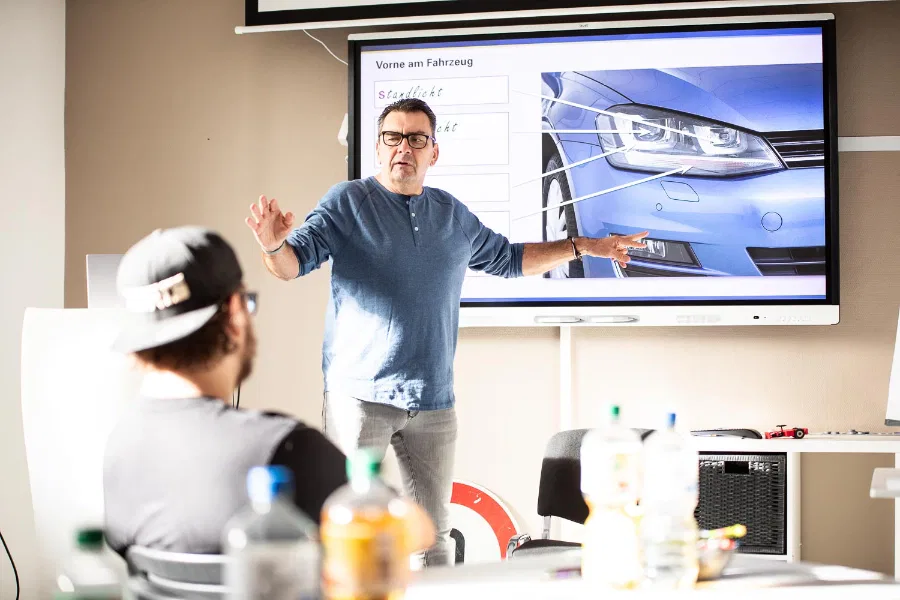 Fahrschule Hubbert Bochum - Theorie-Unterricht mit Axel Voigt